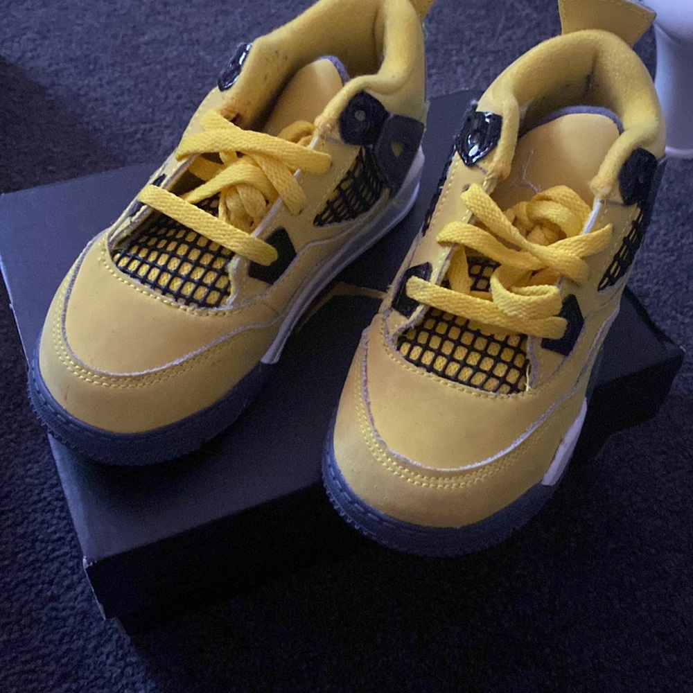 Jordan 4 Retro tour yellow / Dark blue grey